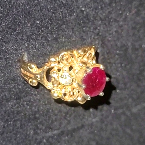 VTG 14k Solid Gold Ring with 2 carat Center GENUINE RUBY and 2 DIAMOND  8:47g - Picture 4 of 13